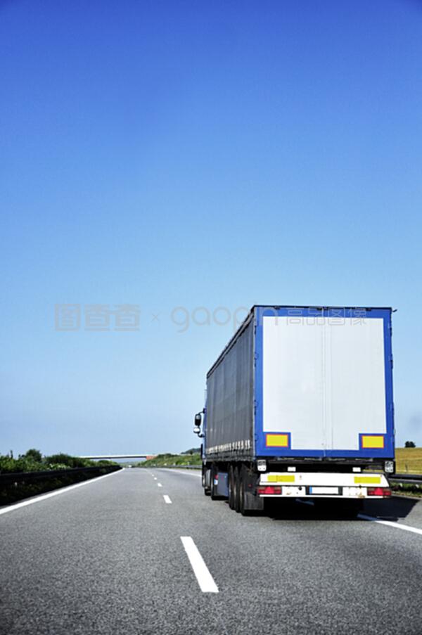 公路上的卡車(chē)